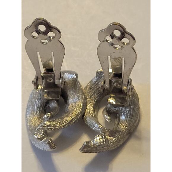 Vintage Kramer Clip On Earrings Silver Tone Unique Classic Fashion Jewelry - Picture 5 of 7